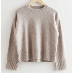 Tröja med breda ärmar  - Säljer min tröja från & Other stories då den inte används. Den är använd enstaka gånger och är så gott som i nyskick. Ordenarie pris 490kr.😊