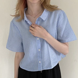 Croppad skjorta - Fin croppas skjorta i bra skick. Randig i blått och vitt.