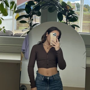 Brun topp - Brun topp från Pull & Bear , knappt använd !