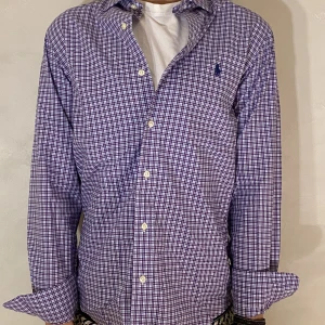 Ralph Lauren skjorta  - Hej! Säljer nu min Skjorta från Ralph Lauren i storlek S fint skick. Tveka inte på att höra av dig om du har frågor! 