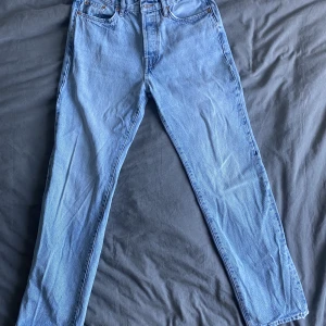 Grå/blåa jeans  - Super sköna jeans som passar till de mesta. Dom har används 4 gånger för de har varit för stora för mig.