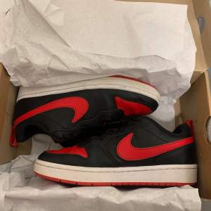Nike ”court borough” skor köpta förra året som knappt vart använda ❤️