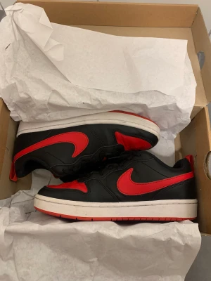Nike skor - Nike ”court borough” skor köpta förra året som knappt vart använda ❤️