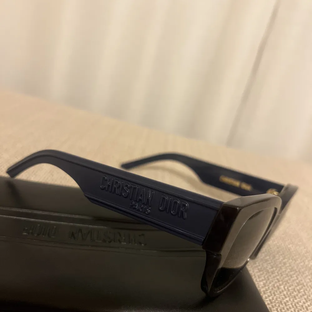 Christian Dior solglasögon i marinblått  Ingen repa ingen skada knappt använda.  Pris 2000kr . Övrigt.