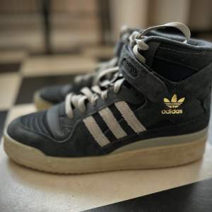 Adidas originals Mörkgrå mocka  Stl 40 (UK 7) Använda 2ggr inköpta på adidas hemsida Maj 2023 1345kr