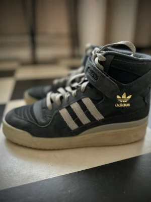 Adidas Forum Mid Unisex  - Adidas originals Mörkgrå mocka  Stl 40 (UK 7) Använda 2ggr inköpta på adidas hemsida Maj 2023 1345kr