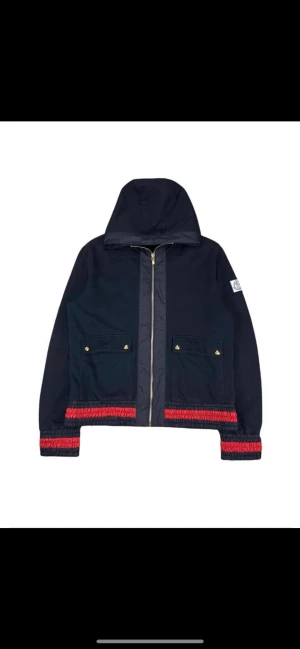 Moncler Cardigan gamme bleu edition - En väldigt sällsynt och ovanlig modell. Storleken är  M/L men skulle säga närmre L. Enda negativa med den är att dragkedjan har fått lite stryk, annars bra skick!