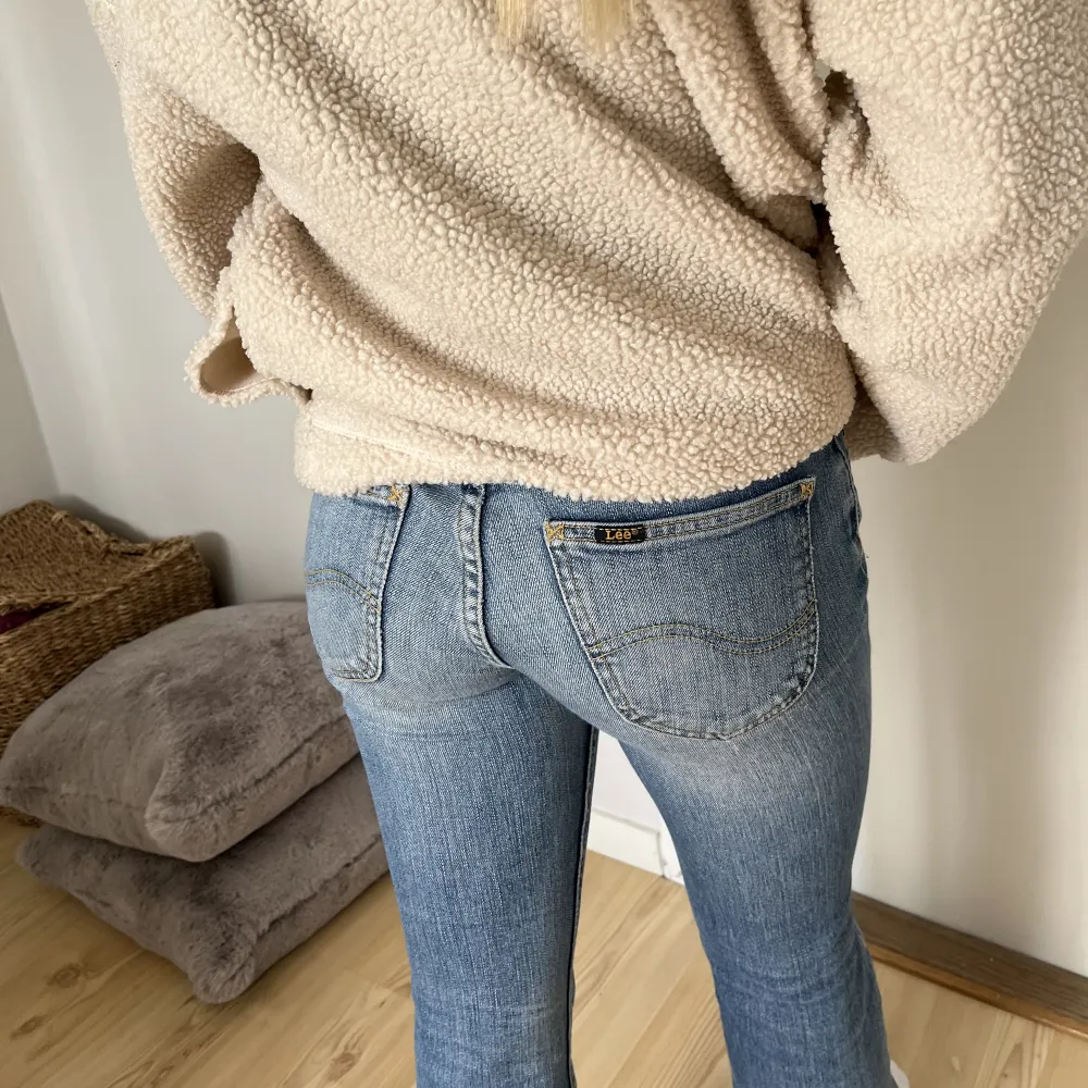Jättesnygga och jättebekväma blåa jeans från Lee i storlek 34! Nästan helt oanvända och är i jättebra skick. Kan möjligtvis mötas upp, annars står köparen för frakt.  Pris kan diskuteras💕 . Jeans & Byxor.