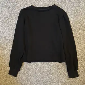 En svart sweatshirt med puffig ärm💓