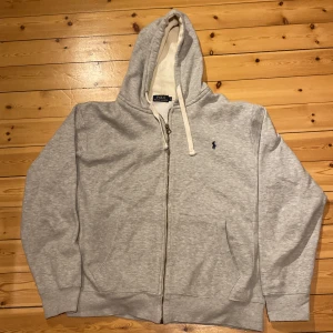 Polo Ralph lauren zip hoodie  - En fin Ralph lauren zip hoodie i fint skick. Storlek L men passar bra till M. Dm för fler frågor