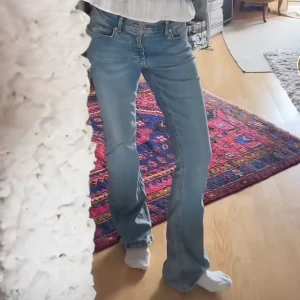 Blåa Jeans - säljer dessa lågmidjade jeans från Gina då dem inte kommer till användning🫶🏼 Stolek 36/S