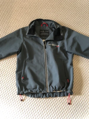 Sailracing jacka  - Grå Sailracing jacka i storlek M, lite fläckar på ryggen men annars bra skick 