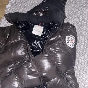 En äldre modell av en moncler jacka, köpt på vestier Collective.  Sälj billigare för att den har några år på nacken. Jättefin annars o pris kan diskuteras. Pga att den inte används längre så mycket så vill jag få sålt den. 