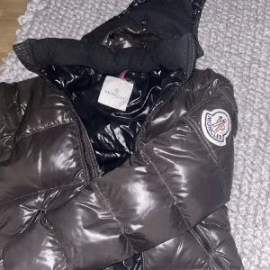 Moncler jacka  - En äldre modell av en moncler jacka, köpt på vestier Collective.  Sälj billigare för att den har några år på nacken. Jättefin annars o pris kan diskuteras. Pga att den inte används längre så mycket så vill jag få sålt den. 