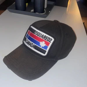 Dsquared2 keps - Används inte längre, lite solblekt skärm men emblemet är fortfarande som nytt.  Billigare vid snabb affär