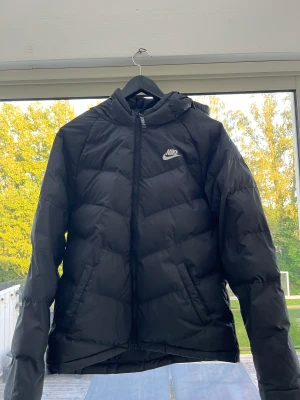 Nike dunjacka  - Nike dunjacka i storlek 158-178 i bra skick 