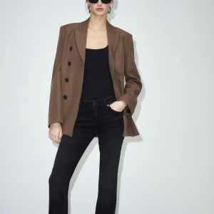 Jeans Zw The Bootcut Med Låg Midja - Zara jeans. I nyskick! Tiden för att lämna tillbaka jeansen har passerat där av säljer jag dem. Endast testad. Köpta för 400kr inkl frakt. Jeansen är lite för långa för mig. Är 161cm. Kom privat för att se fler bilder! 🤍