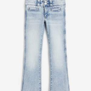 Säljer dessa snygga bootcut low jeans från h&m i storlek 152 då jag aldrig andvänder dom, endast provad 1 gång. Nyskick 💕 nypris 280 🤍