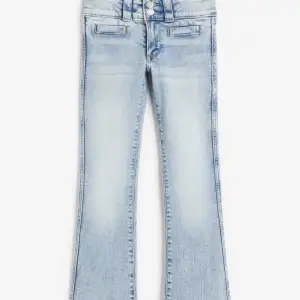 Säljer dessa snygga bootcut low jeans från h&m i storlek 152 då jag aldrig andvänder dom, endast provad 1 gång. Nyskick 💕 nypris 280 🤍