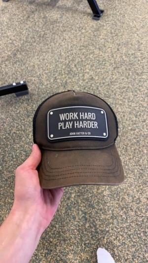 John hatter rubber  - John hatter keps, i väldigt använt skick, solblekt med ändå bra skick, funkar i alla väder
