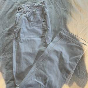 Vita jeans med hål vid knäna från Gina tricot, i bra skick. Priset kan diskuteras!