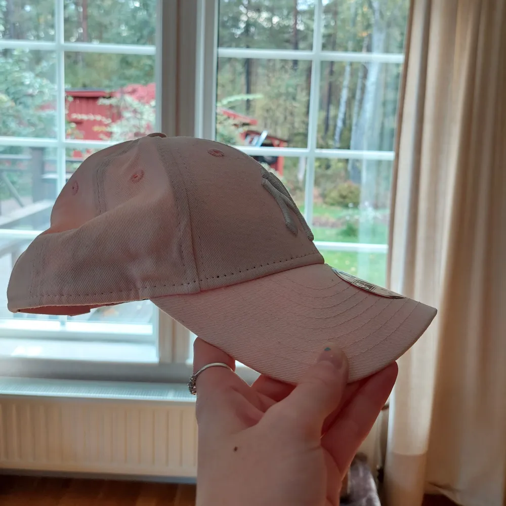 Jag säljer min keps då jag inte använder den, den är använd men inte sliten och den är fortfarande i bra skick. Man kan justera den där bak med kardborre. Accessoarer.