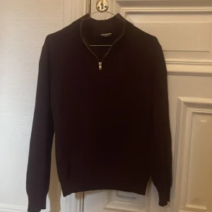 Zip tröja - Hej jag säljer en John Henric half zip tröja som är andvända fåtals gånger, blev för liten den är i ett bra skick inga håll eller fälckar. Ny pris om tröjan är 899kr, och tröjan är i vinröd färg. Och är i storlek s