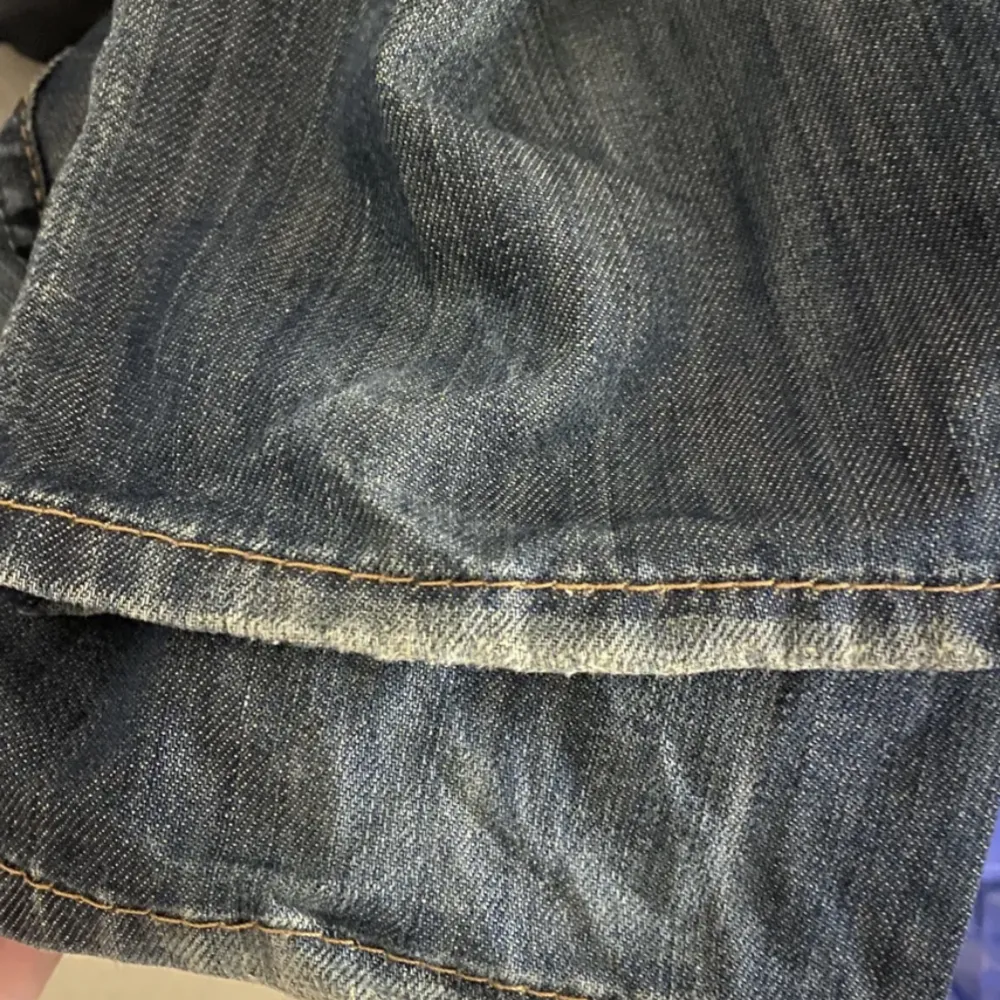 Köpte dessa på plick för ett tag sen men passade tyvärr inte mig😫Lite slitna längs ner (se bilden) men absolut inget som syns❤️. Jeans & Byxor.