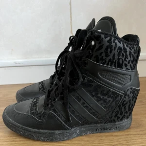 Adidas wedge - Säljer dessa då de inte kommer till användning för dom är för stora. Använda endast en gång! Så dom är i super fint skick,  som nya. Ser skitiga ut på bilden men det är damm och rengör dom vid avslutat affär. Storlek 36,5 och 22,5 i cm.