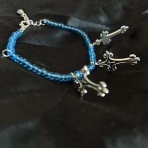 Armband med kors - Silver cross & glass pearls x
