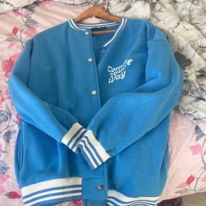 College kofta - Jätte fin blå college kofta/ jacka , storlek M. Aldrig använt 