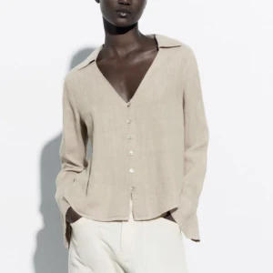 Shorta från Zara - En shorta i linne från Zara, så snygg men inte min stil direkt så använd 1 eller 2 gånger🌸 Ser exakt ut som på bilden! Köpt för 359kr💕