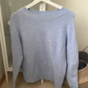 Stickad blå tröja  - Stickad blå tröja från vero moda