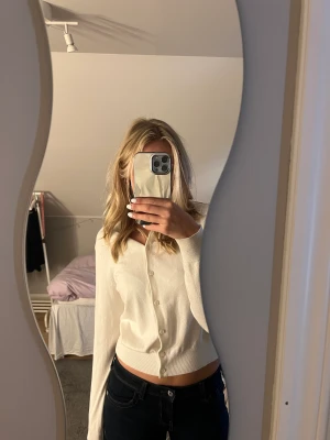 Vit kofta  - En jätte söt kofta men knappar från hm, fin vit färg och använd fåtal gånger så den är i fint skick. 