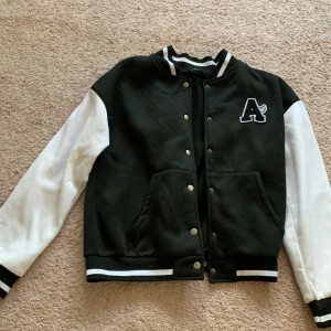Svart baseball jacka - I mycket bra skick, en perfekt jacka att ha till hösten. Den är knappt använd och i storleken Medium.