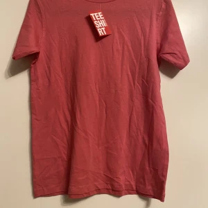 Oanvänd T-shirt  - Helt nytt T-shirt.