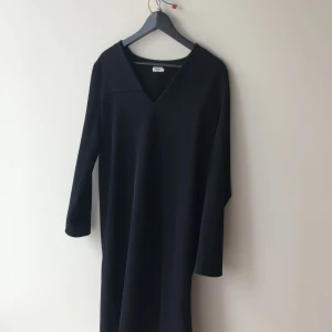 Filippa K klänning  - Stolek M från Filippa K nyskick mer åt det marinblå hållet. Helt ny. Så fin på. Funkar till allt💙
