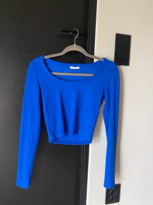 Blå långärmad tröja från berskha i storlek S, nyskick och aldrig använd, 100kr
