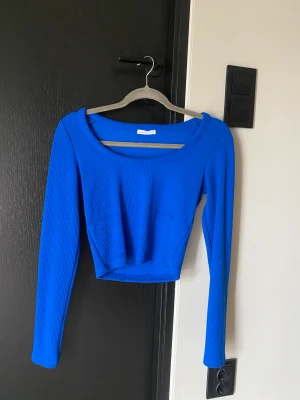 Långärmad tröja  - Blå långärmad tröja från berskha i storlek S, nyskick och aldrig använd, 100kr