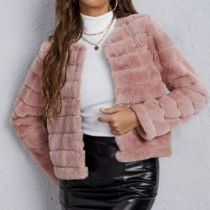 Fin höst/vår jacka i rosa faux päls. Den är storlek L men sitter som en mindre M. Säljer då den inte kom till användning 