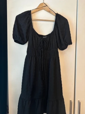 Svart klänning  - Jättefin svart klänning från Gina. Aldrig använd 