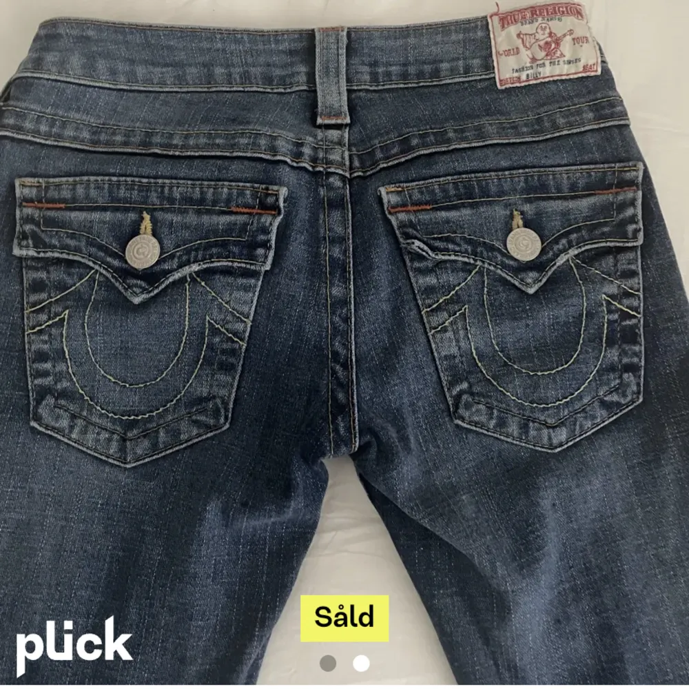 Köpta på Plick. Midjemått är 37cm rakt över, innerbenslängd är 79,5❤️ säljer dem  för de är lite för små för mig🫶🏻 jeansen är i nyskick och använda fåtal gånger❤️ bilder från förra ägaren.. Jeans & Byxor.
