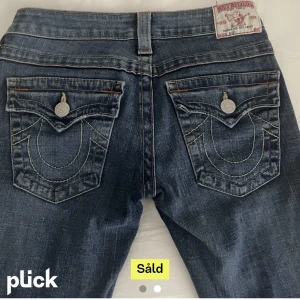 True religion jeans - Köpta på Plick. Midjemått är 37cm rakt över, innerbenslängd är 79,5❤️ säljer dem  för de är lite för små för mig🫶🏻 jeansen är i nyskick och använda fåtal gånger❤️ bilder från förra ägaren.