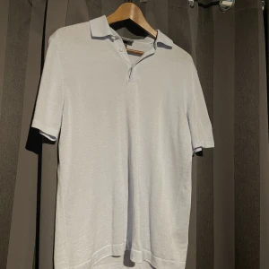 Piké - Säljer denna ljusblåa piké från hm, aldrig använt den. Bra kvalitet ! Kontakta mig vid övriga frågor