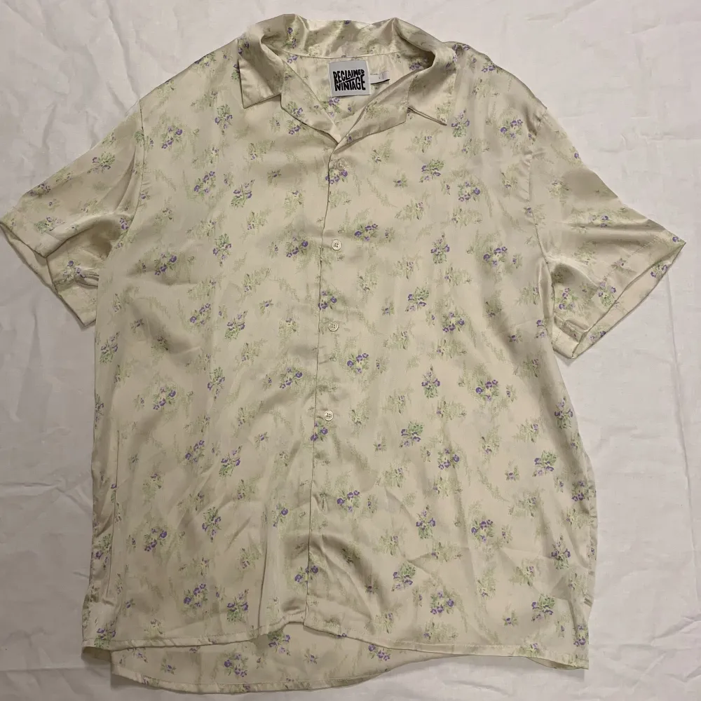 Så fin sidenskjorta från Reclaimed Vintage med blommor ✨. Skjortor.