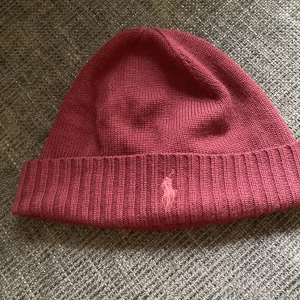 Ralph lauren mössa - Säljer en fett Ralph lauren mössa aldrig använd typ skick 10/10 nypris 699