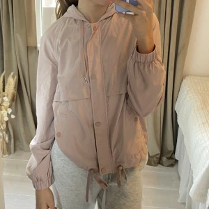 Tunn jacka - Jacka i tunnt material. Färgen är gammelrosa 🫶