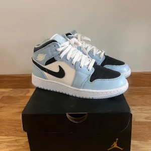 Air Jordan 1 Mid 'Ice Blue Black - Köpta 6 månader sen, aldrig använda endast testade.