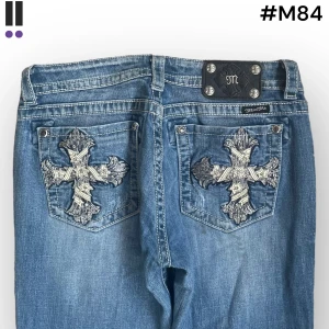 M84 lågmidjade bootcut missme jeans  - MissMe jeans i model Boot 💜 Tag 30W 💜Midja (rakt över) 40cm 💜 Innerben 75cm 💜 Ytterben 100cm 💜 Benöppning 22cm 💜 Uppsydda, hål på framsidan 💜Våra mått blir W=31 och L=29 💜 Men jämför alltid måtten med dina bästa jeans💜M84