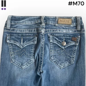 M70 lågmidjade bootcut missme jeans  - MissMe jeans i model Boot 💜 Tag 28W 💜Midja (rakt över) 33cm 💜 Innerben 82cm 💜 Ytterben 105cm 💜 Benöppning 21cm 💜 Hål höger bakben, tappat vänster bakknapp. 💜Våra mått blir W=25 och L=32 💜 Men jämför alltid måtten med dina bästa jeans💜M70